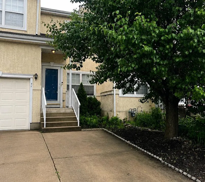 71 Versailles Blvd