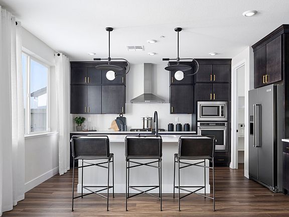 Kitchen with spacious eat-in island