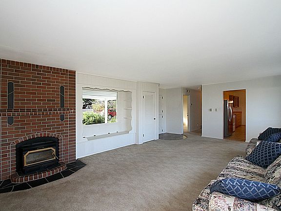 4th image of 9323 44th Dr NE