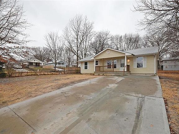 3rd image of 6130 NE Vivion Rd