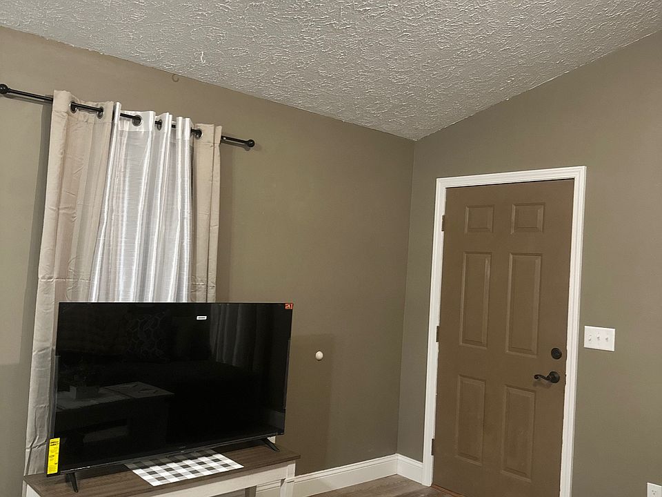 cathedral ceilings in common area. new TV with wifi