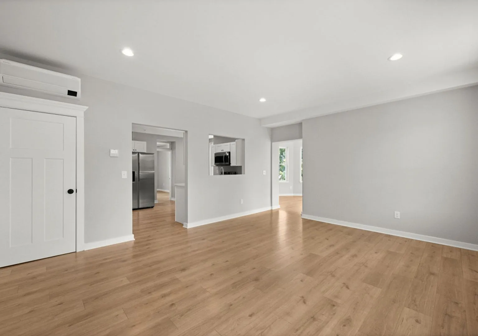 Gorgeous 2 Bedroom with Private Solarium and porch. Stunning River views! — Photo 4