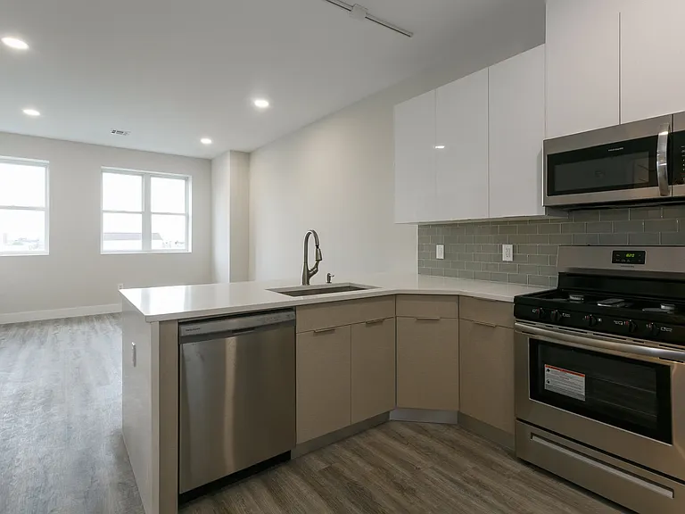 6020 Hudson Ave — Photo 8