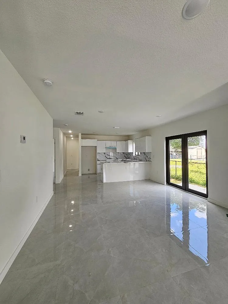 5 bed, 2200 sqft, $3,800 — Photo 2