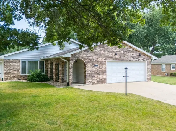 49 Olympia Fields Dr, Pekin, IL 61554