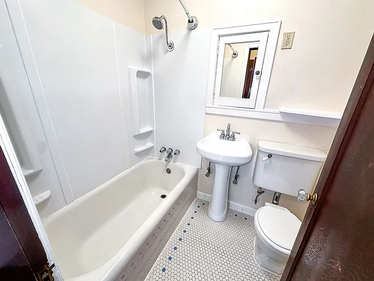 531 Malden Ave E — Photo 8