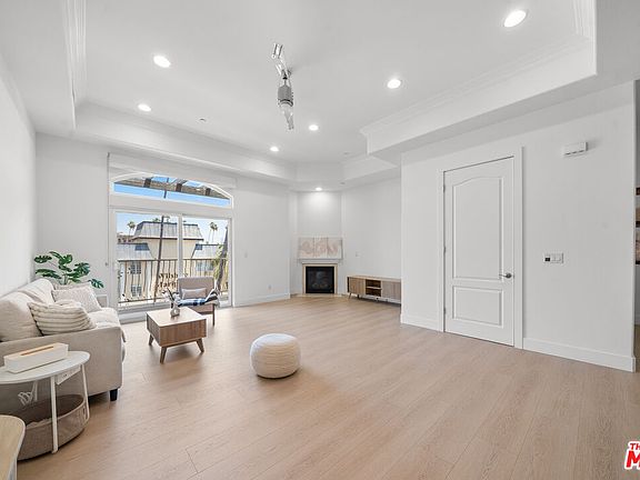 5th image of 309 S Mariposa Ave APT 301