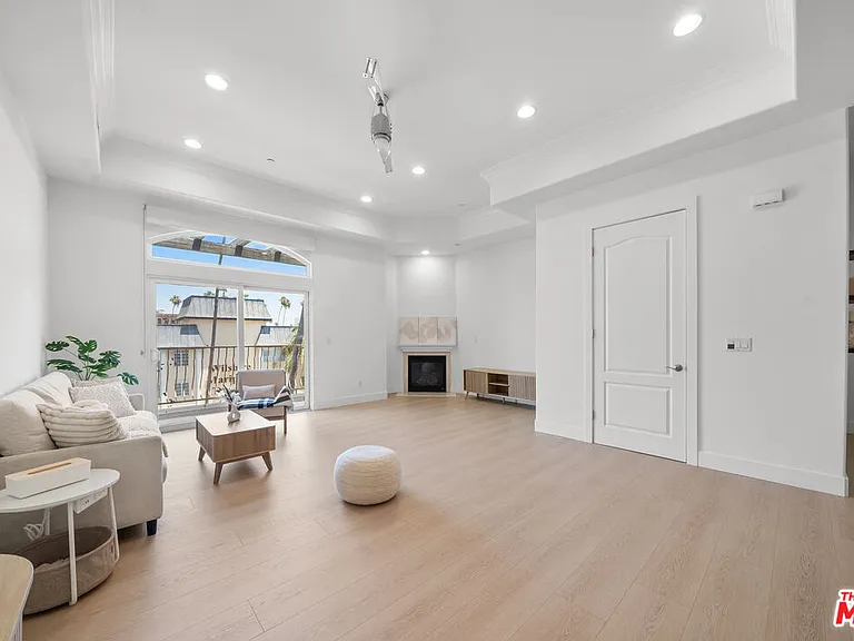 309 S Mariposa Ave #301 — Photo 4