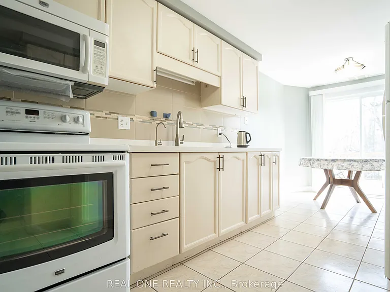 407 Downsview Pl — Photo 2