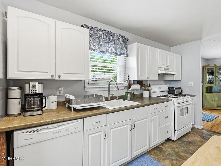81 Berry Pl — Photo 13