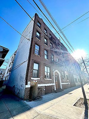 5th image of 1781 E 16th St #4C