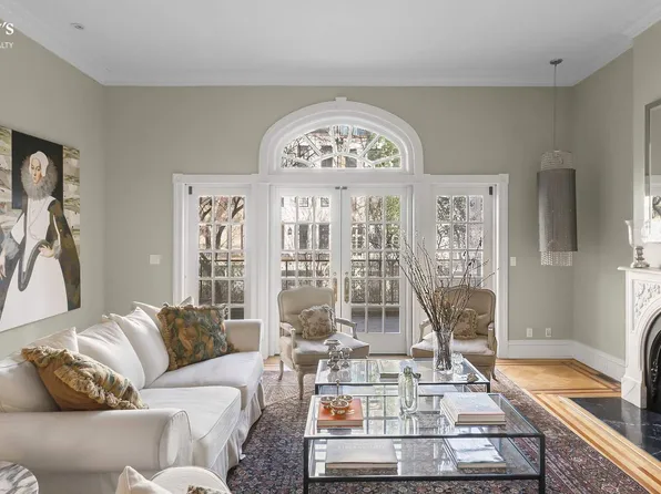 239 East 48th Street image 3 of 10