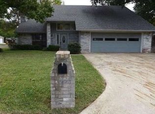 1305 N Davis Ave, Cameron, TX 76520