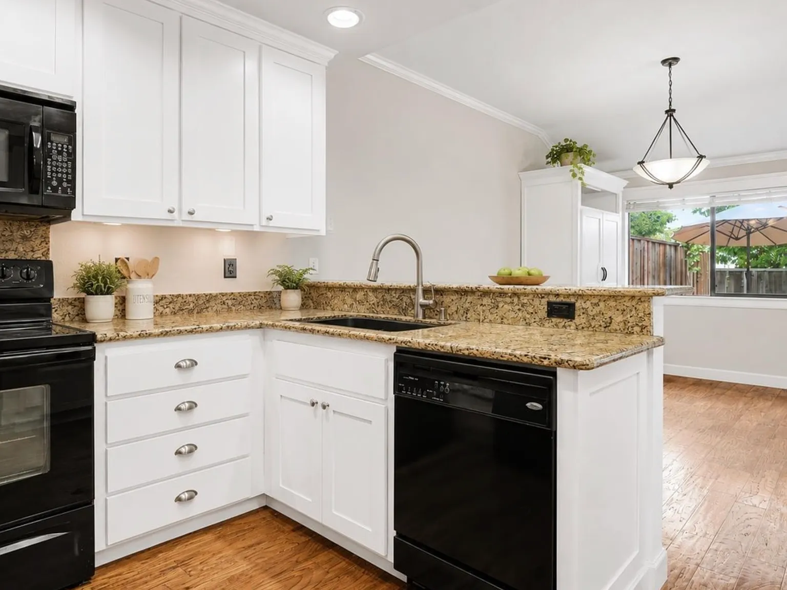 3 bed, 2.5 bath, 1496 sqft, $4,500 — Photo 4