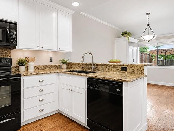 4th image of 13 Glen Valley Cir