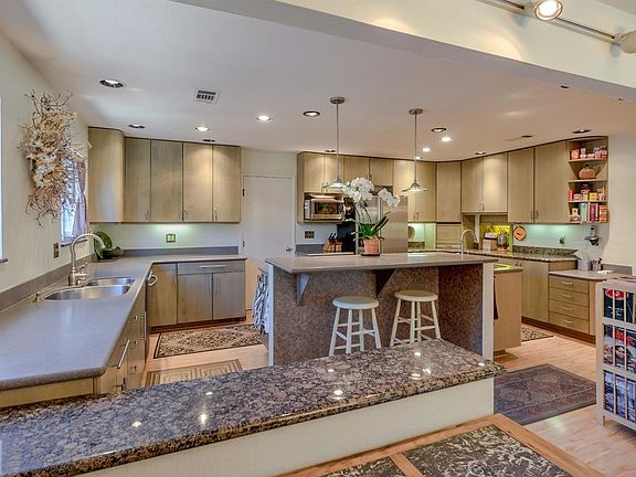 5th image of 2213 Catalina Dr