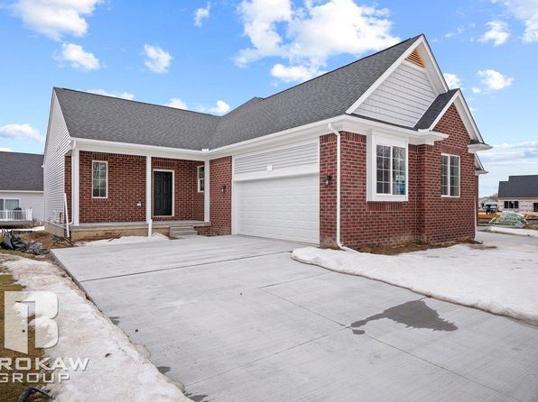 1421 Luxington Dr, Lapeer, MI 48446