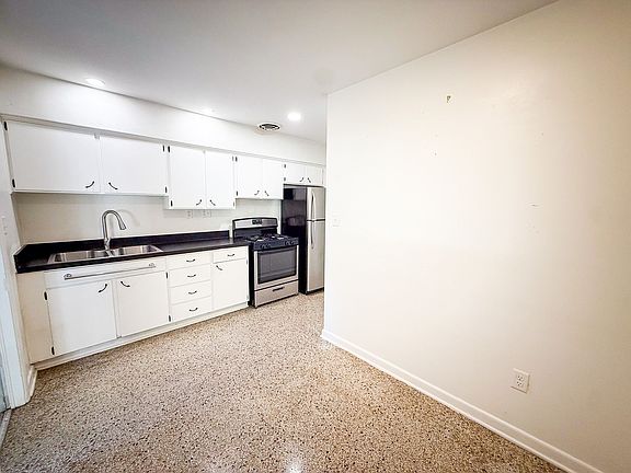 3rd image of 921 NE 6th Ave