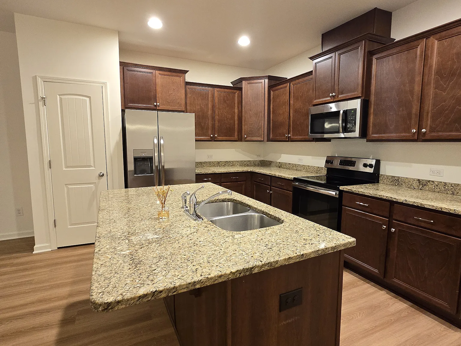 3 bed, 2.5 bath, 1632 sqft, $1,725 — Photo 4