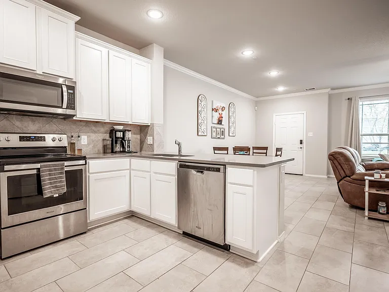 2204 Greystone Dr — Photo 9