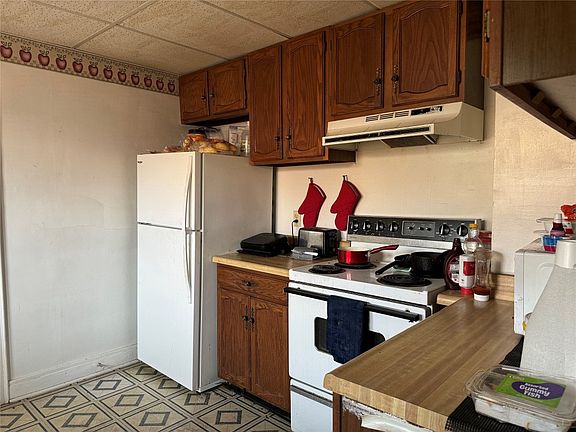 2nd image of 926 W 32nd St