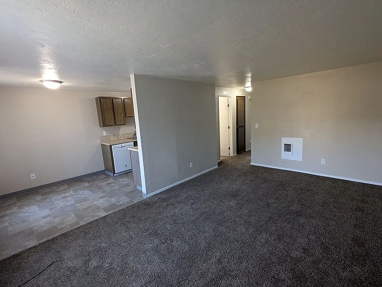Apartment in West Salem near banks, shopping areas, bus lines, and downtown! ~ Colonial — Photo 66