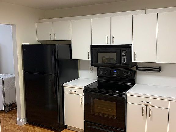 2nd image of 6 Kingsview Dr Unit 6