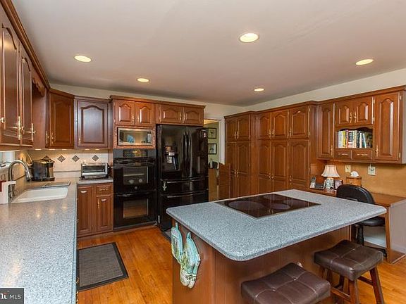 4th image of 322 Clearfield Dr