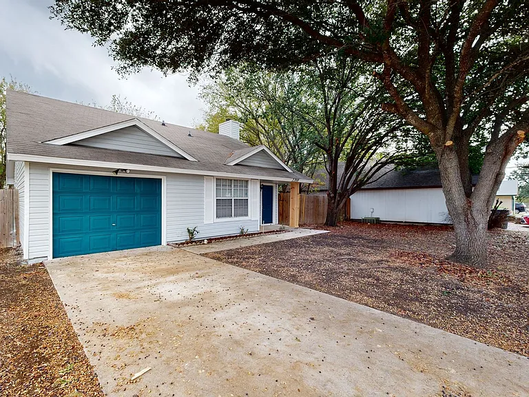 2208 Cooke Dr — Photo 2