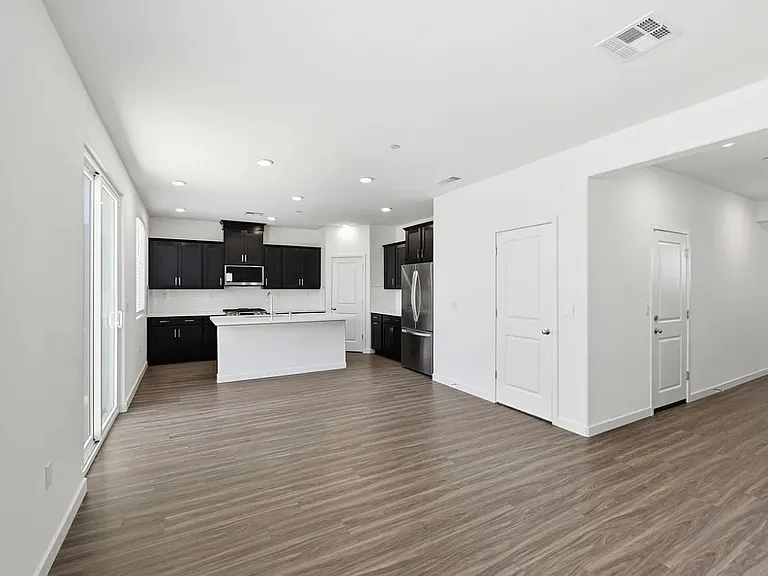 1211 Leonhardt Loop — Photo 3