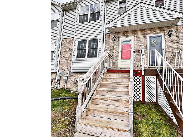 252 Vincent Cir — Photo 1