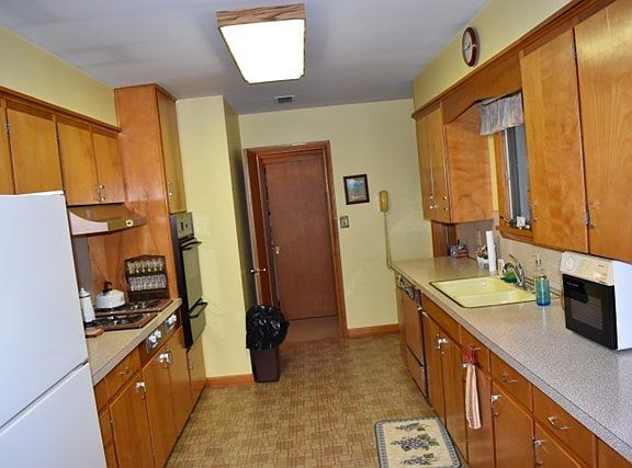 4th image of 833 S Manlove St