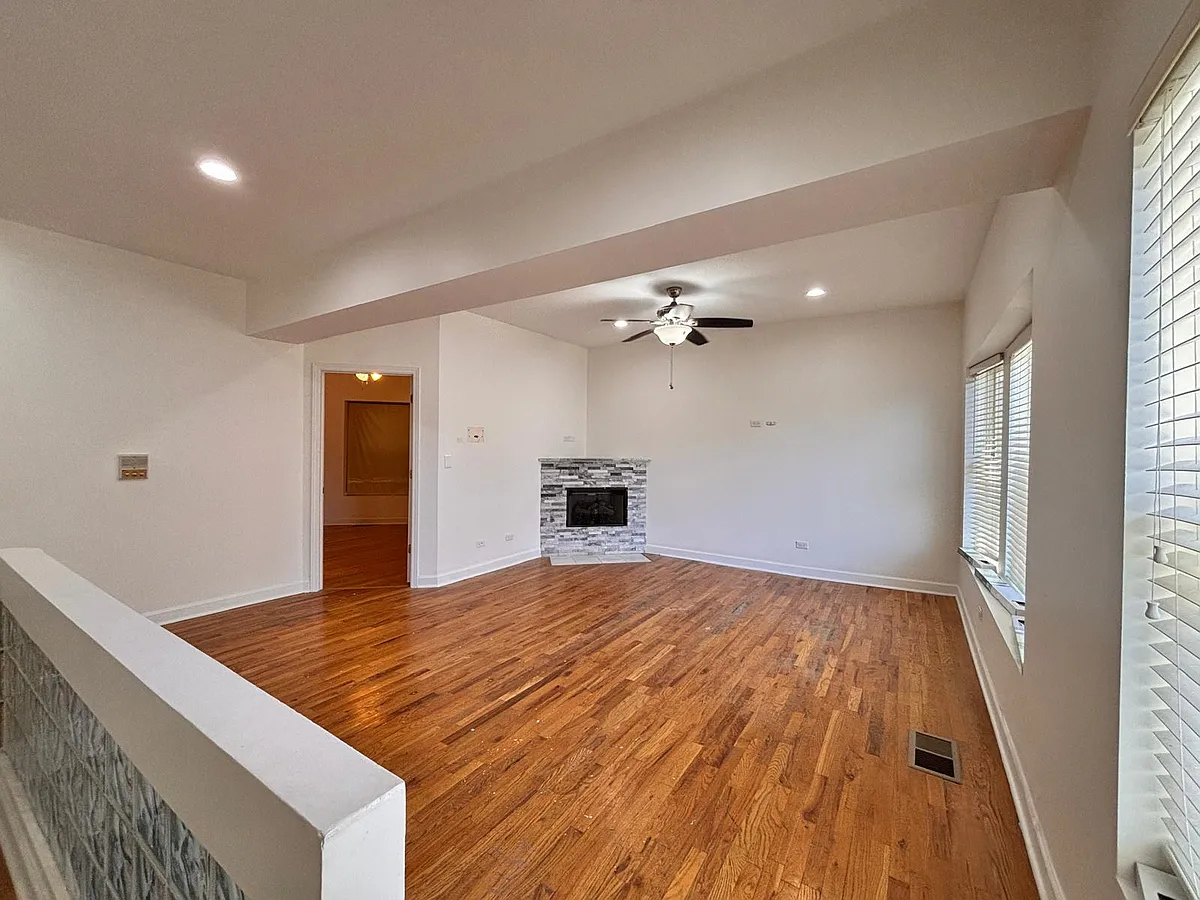 Building Photo - 124 E 49th St #105
