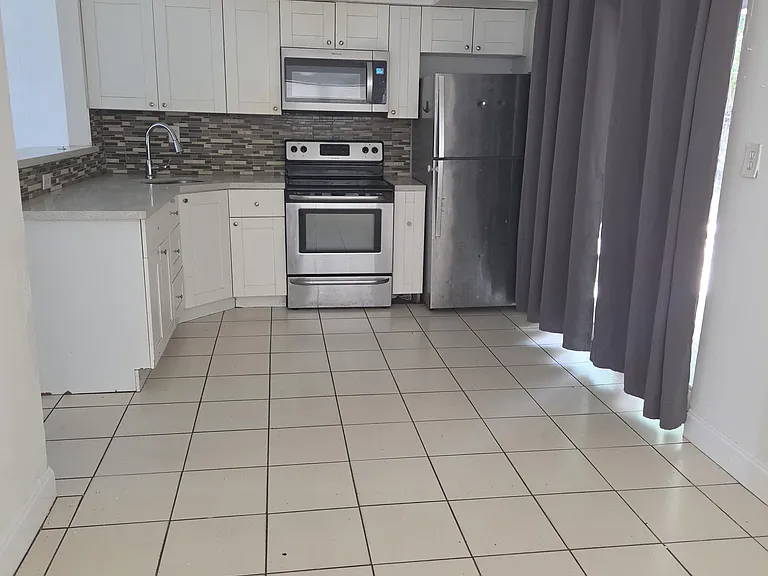160 NW 15th Pl — Photo 8