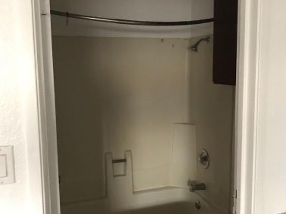 5th image of 2114 Stewart Ave APT B