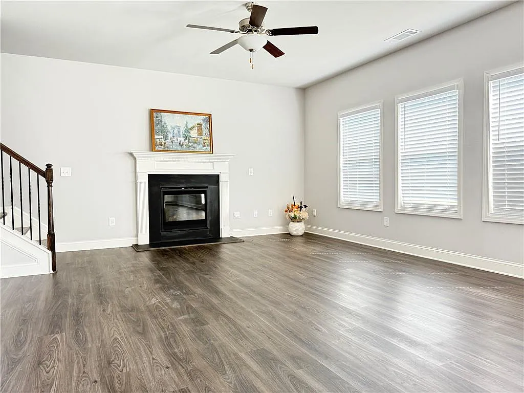 4 bed, 2.5 bath, 2225 sqft, $2,350 — Photo 2