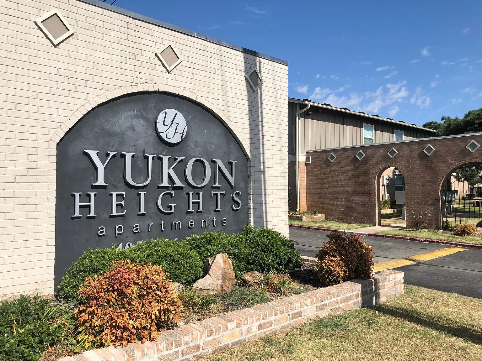 Yukon Heights Apartments — Photo 2