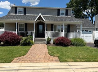 5 Norma Ln, Farmingdale, NY 11735