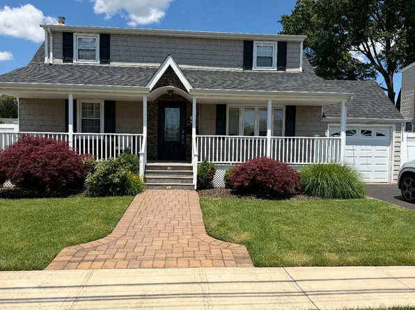 5 Norma Ln, Farmingdale, NY 11735