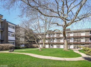 4718 Russett Ln #R3, Skokie, IL 60076