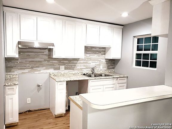 3rd image of 207 Lynhaven Dr