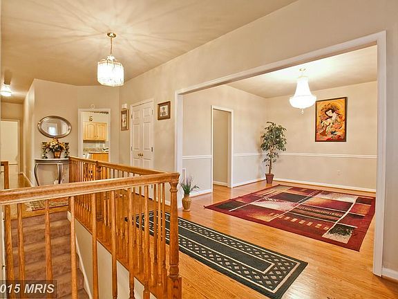 Spacious & Impressive Entry Foyer