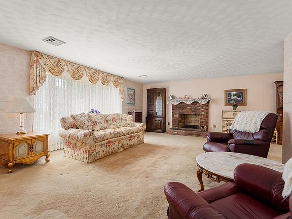 5th image of 49 Lake St
