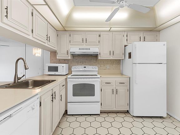 3rd image of 2701 Nassau Bend #D2