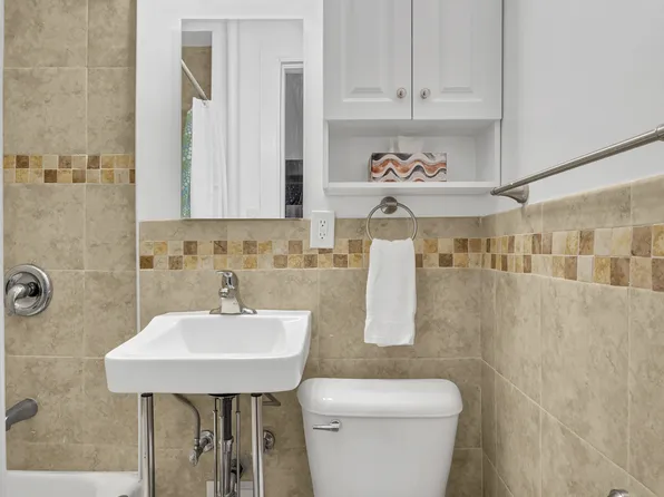 293 Riverside Drive image 8 of 11