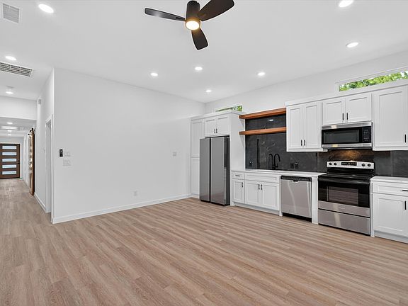 3rd image of 2113 Henry St #B