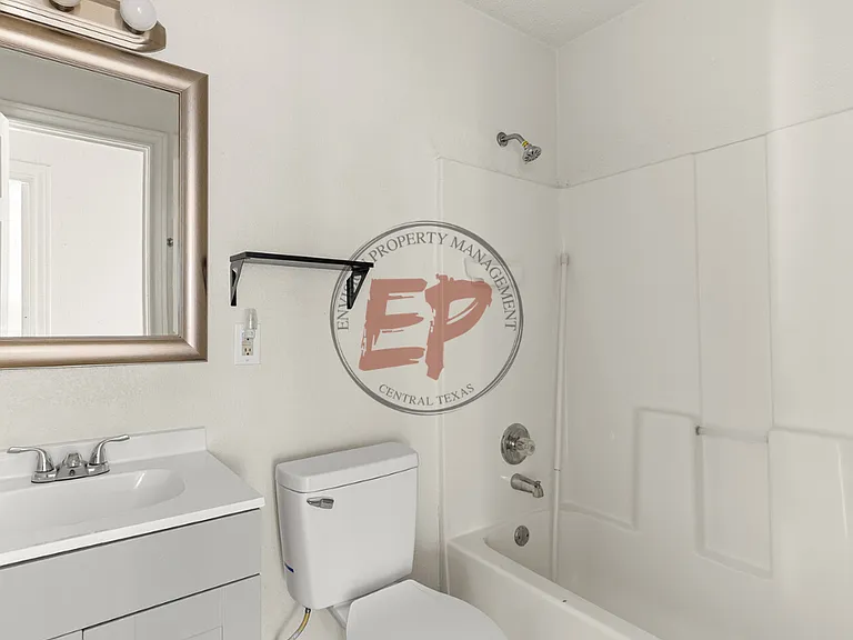 2712 Lyle Ave — Photo 8