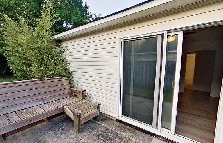 1113 Loman Ln — Photo 14
