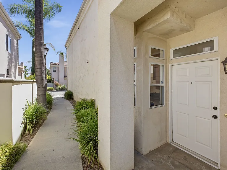 2338 Huntington Dr — Photo 2