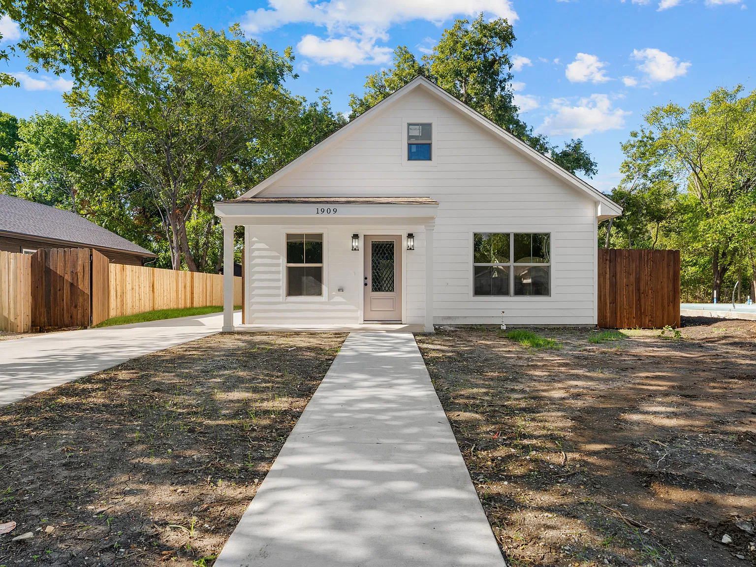 3 bed, 1200 sqft, $2,000 — Photo 2